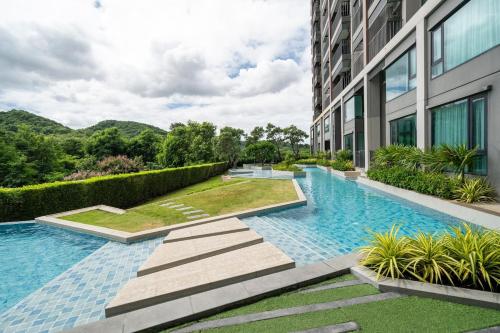 La alberca dentro o cerca de 360 Seaview 2BR 22F Sriracha Beach by น้องมังคุด