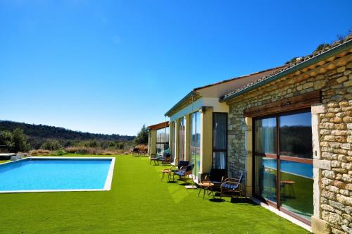 une maison avec une cour et une piscine dans l'établissement Domaine de l'héritage, à Grignan