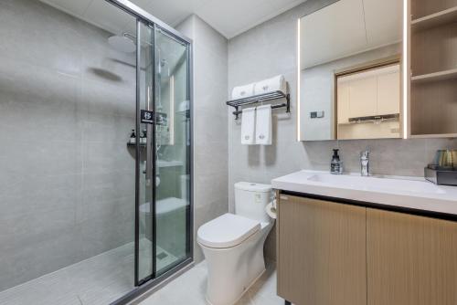 Koupelna v ubytování 枫雨酒店公寓华强北店-Fengyu Hotel Apartment Shenzhen Huaqiang North Subway Station Branch