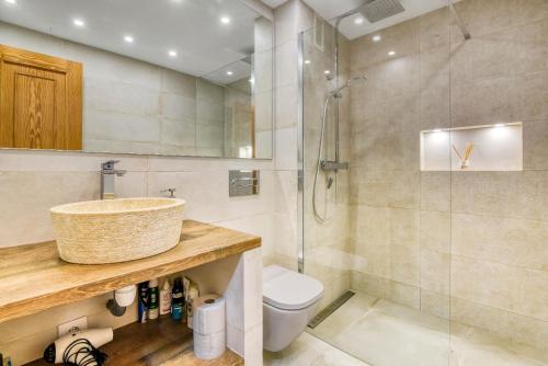 Un baño con lavabo, ducha e inodoro. en Lovely Calpe, en Calpe