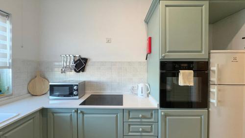 Spaciously Cosy 3BD Accomodation in Ta Xbiex - Yacht Marina & Valletta Viewsにあるキッチンまたは簡易キッチン