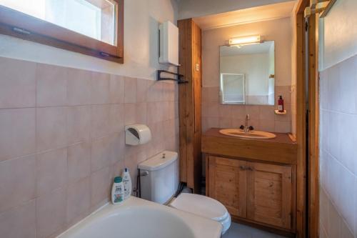 une salle de bain avec toilettes et lavabo dans l'établissement Cozy big Chalet with Spectacular Mont-Blanc View, à Chamonix-Mont-Blanc
