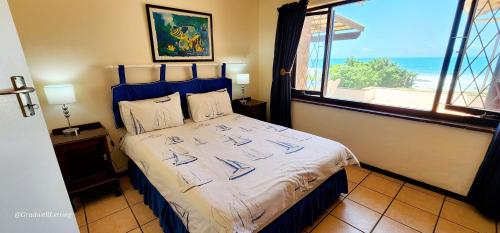 En eller flere senge i et værelse på Jackpot - Sleeps 8