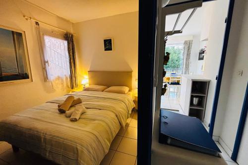 une chambre avec un lit avec un ordinateur portable dessus dans l'établissement Le Matisse - Proche plage - Garage - WIFI, à Collioure