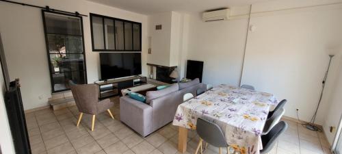 Μια τηλεόραση ή/και κέντρο ψυχαγωγίας στο Casa Del Sol - Vue - 4 chambres - Jardin - Parking