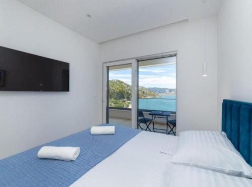 a bedroom with a bed with a view of the water at Luxury Villa Navis in Rogotin