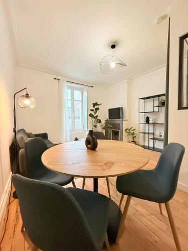 - une table avec un chat assise dans le salon dans l'établissement Exclusif - L'Echappée nantaise, à Nantes