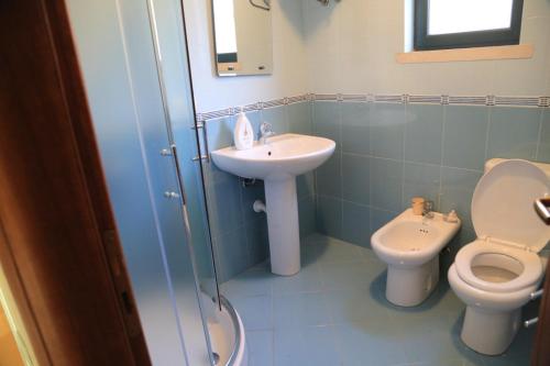 a bathroom with a toilet and a sink at Family Beach Swimming Pool Villa Luanit in Tragjas
