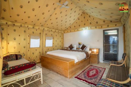 Postel nebo postele na pokoji v ubytování Arman Desert Luxury Camp & Resort Jaisalmer