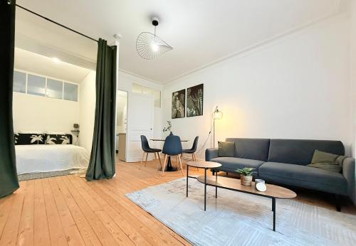 un salon avec un canapé et une table dans l'établissement Exclusif - L'Echappée nantaise, à Nantes