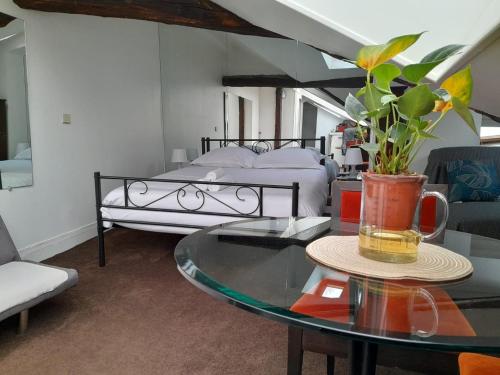 Cette chambre comprend un lit et une table basse. dans l'établissement Le Singulier - Studio au coeur de Paris, à Paris