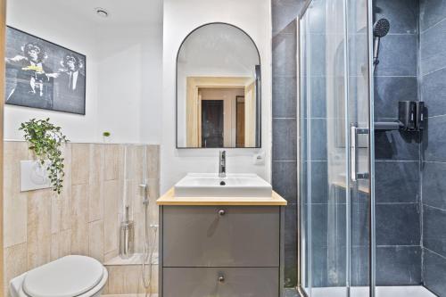 une salle de bain avec toilettes, lavabo et douche dans l'établissement Splendid Apartment Quartier Palais Royal Free Netflix, à Paris