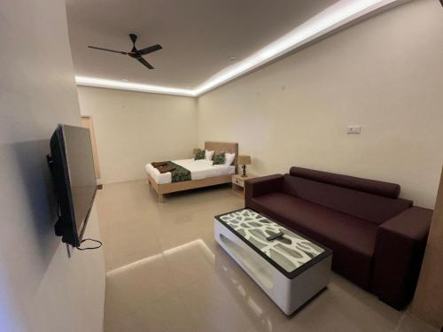 TV a/nebo společenská místnost v ubytování Nillara Kotagiri by Tropic Oasis Hotels