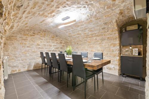 une salle à manger avec une table et des chaises dans l'établissement Splendid Apartment Quartier Palais Royal Free Netflix, à Paris
