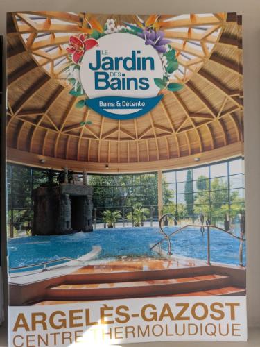 une affiche d'une piscine dans un jardinainsainsbn burnsocrates dans l'établissement Maison récente 6 personnes, à Argelès-Gazost
