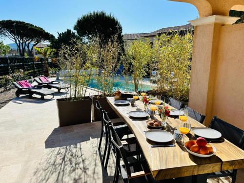 une table en bois avec des assiettes de nourriture sur une terrasse dans l'établissement Laurier, au Plan-de-la-Tour