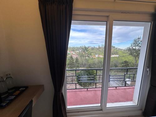 Balkón nebo terasa v ubytování Nillara Kotagiri by Tropic Oasis Hotels