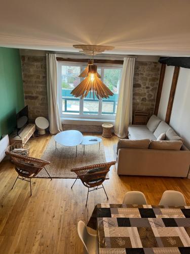 un salon avec un canapé et une table dans l'établissement Magnifique Duplex à Melun, à Melun