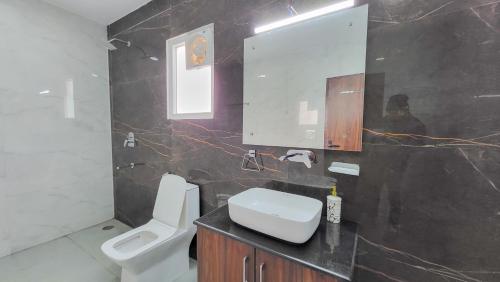 Koupelna v ubytování VacationBuddy Elysian Farm with Pool Noida