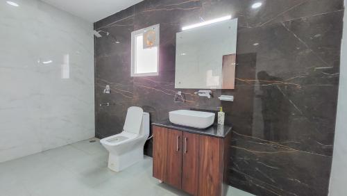 Koupelna v ubytování VacationBuddy Elysian Farm with Pool Noida