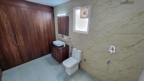 Koupelna v ubytování VacationBuddy Elysian Farm with Pool Noida
