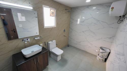 Koupelna v ubytování VacationBuddy Elysian Farm with Pool Noida