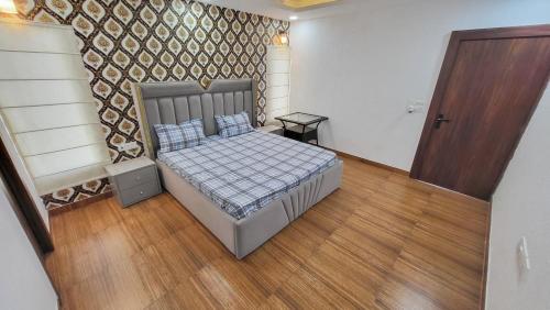 Postel nebo postele na pokoji v ubytování VacationBuddy Elysian Farm with Pool Noida