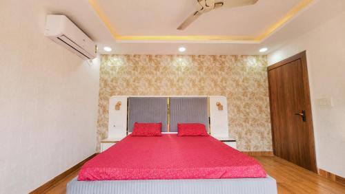 Postel nebo postele na pokoji v ubytování VacationBuddy Elysian Farm with Pool Noida
