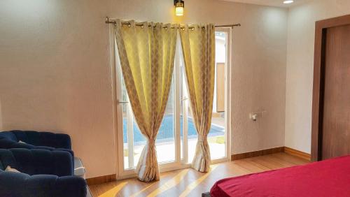Postel nebo postele na pokoji v ubytování VacationBuddy Elysian Farm with Pool Noida