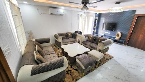 Posezení v ubytování VacationBuddy Elysian Farm with Pool Noida