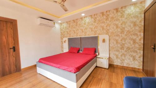 Postel nebo postele na pokoji v ubytování VacationBuddy Elysian Farm with Pool Noida