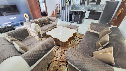 Posezení v ubytování VacationBuddy Elysian Farm with Pool Noida