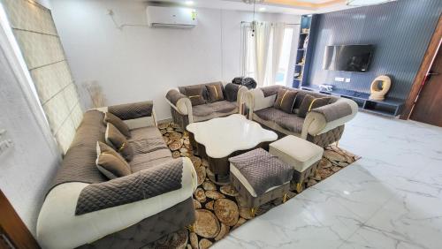 Posezení v ubytování VacationBuddy Elysian Farm with Pool Noida