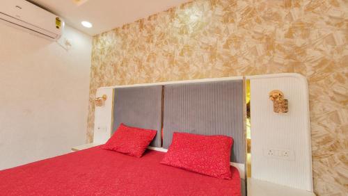 Postel nebo postele na pokoji v ubytování VacationBuddy Elysian Farm with Pool Noida