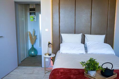 リモージュにあるAppartement style hôtel cocooningの白い枕が付いたベッドのある寝室