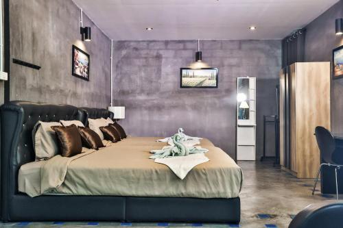 Un dormitorio con una cama grande en una habitación. en Judy Park & Resort Buriram, en Ban Nong Hua Wua