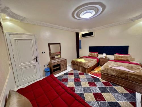 Ένα ή περισσότερα κρεβάτια σε δωμάτιο στο Cozy Home Pyramids View