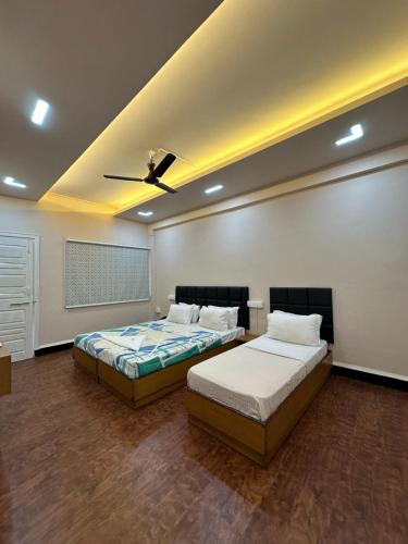 Postel nebo postele na pokoji v ubytování Hotel Samrat, Kolhapur