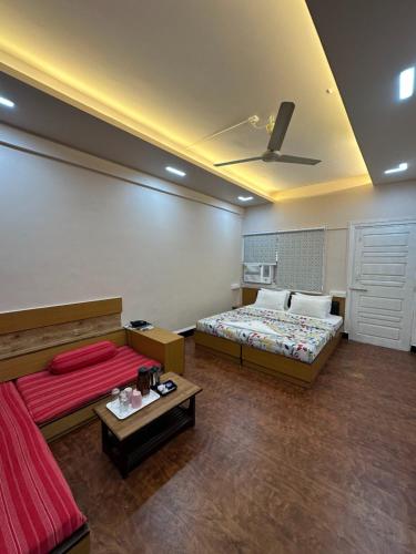 Postel nebo postele na pokoji v ubytování Hotel Samrat, Kolhapur
