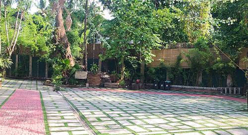 Taman di luar Casa Fuente