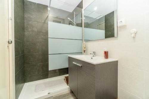 Um banheiro em Side Sea Cunit sea views