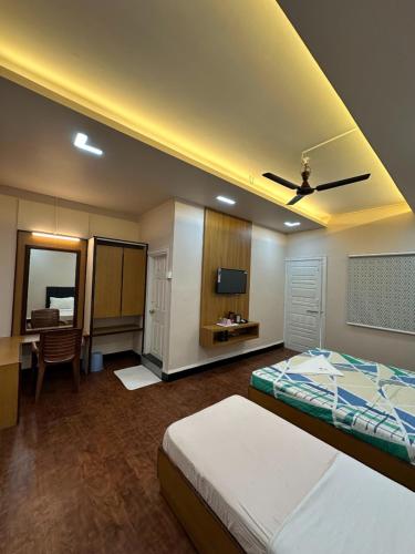 Postel nebo postele na pokoji v ubytování Hotel Samrat, Kolhapur