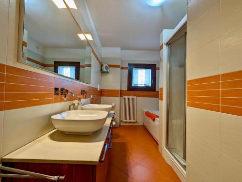a bathroom with two sinks and a shower at Family Retreat Relax & Comfort per 5 persone in Caldiero