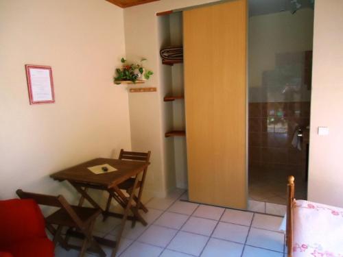 une chambre avec une table, une table et une porte dans l'établissement La Claouzo, à Duilhac-sous-Peyrepertuse