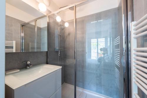 une salle de bain avec un lavabo et une douche dans l'établissement Happyfew la terrasse de Selfina, à Nice