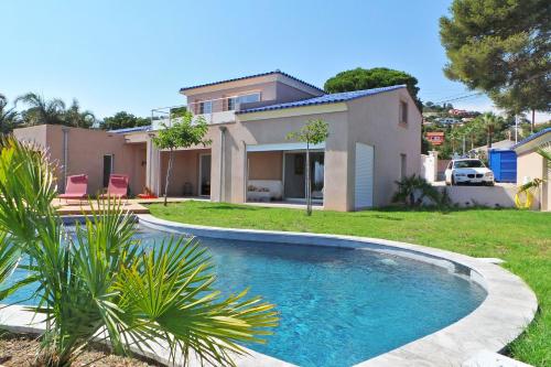 une maison avec une piscine dans la cour dans l'établissement Coryphène pied dans l eau, aux Issambres