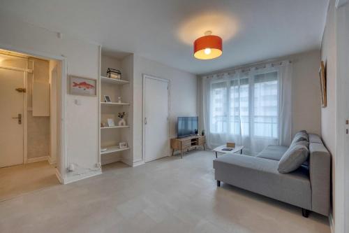 un salon avec un canapé et une télévision dans l'établissement #HQ Les Zenith Colors Spacious T4 at SMH, à Saint-Martin-dʼHères