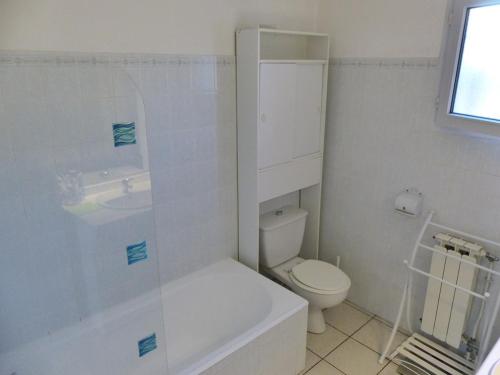 une salle de bain blanche avec des toilettes et un lavabo dans l'établissement CAPBRETON Résidence LE BOSQUET AUX ECUREUILS Villa avec piscine en copropriété, à Capbreton