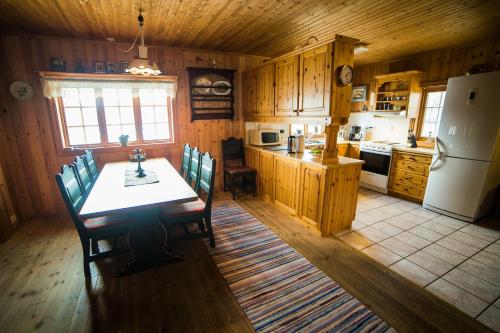 Dapur atau dapur kecil di Sunndalsfjord Cottages Fredsvik Meisalstranda 455,506 og 508