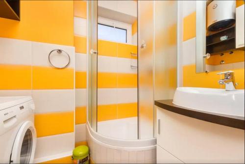 een badkamer met een wastafel en een wasmachine bij Apartment Put Meja in Split